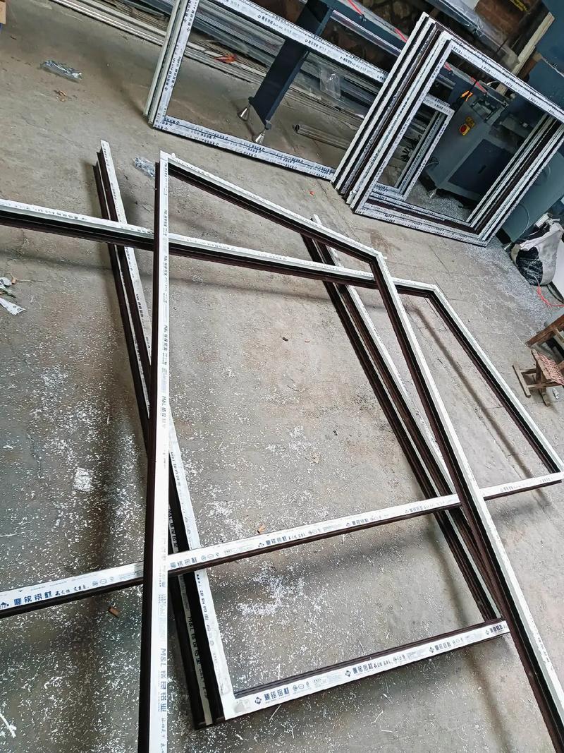 車(chē)間制作斷橋鋁門(mén)窗與鋁合金推拉窗——門(mén)窗人的日常